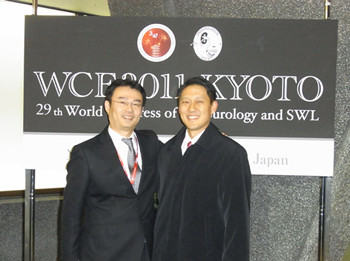 左：小島教授、右：David Lee先生が写る写真。