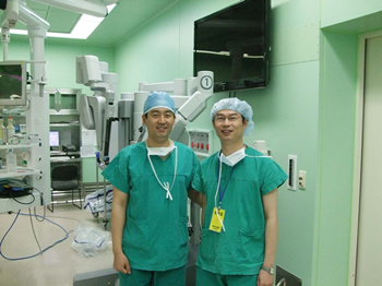 左：Rha先生、右：小島教授が写る写真。