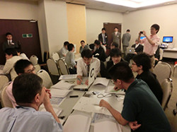 泌尿器科プライマリケアと腹腔鏡セミナーに参加した研修医・医学生たちの様子。