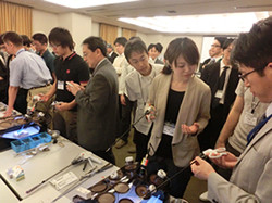 トレーニングボックスを用いて腹腔鏡を体験する研修医・医学生たちの様子。