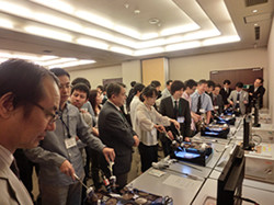 sessionⅡハンズオンタイムのセッションに参加する研修医・医学生たちの様子。