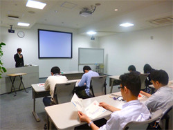 小島教授、医師8名、学生6名によるセミナー参加者たち。