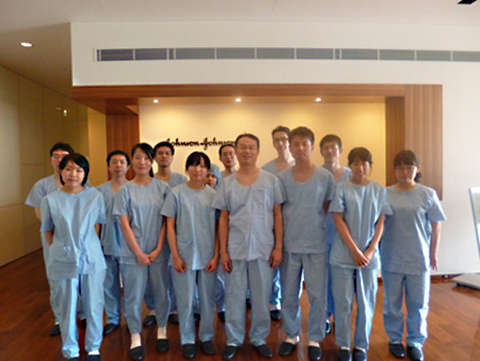 泌尿器外科腹腔鏡手術体験セミナーに参加した医学生たちと小島教授。