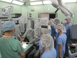 手術用ロボット ダ・ヴィンチSiの見学会に参加する高校生たちの様子。