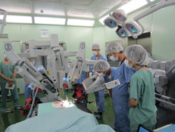 最先端医療の現場見学する高校生たちの様子。