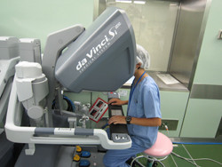 手術用ロボット ダ・ヴィンチSiを実際に操作する高校生。