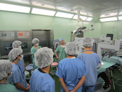 手術室を見学する高校生たち。