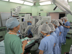 泌尿器科の手術室を見学する高校たち。