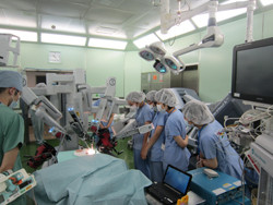 興味深そうに手術室を見学する高校生たち。