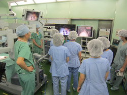 手術室で手術映像を見学する高校生たち。