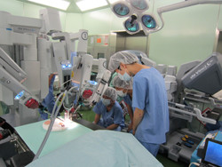 ダヴィンチによる最先端医療を見学する高校生たち。