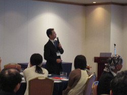 プレゼンテーション中の小島教授。