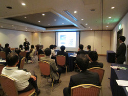 「研修医・医学生に伝えたいこと―私が泌尿器科医になった理由とロボット支援下手術」をレクチャーする小島教授。