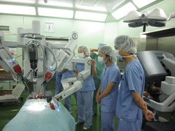 手術支援ロボット“ダ・ヴィンチＳi”体験実習2013の様子。