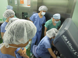 ダ・ヴィンチＳiを体験操作する医学生。