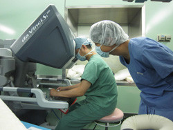 ダ・ヴィンチＳiの操作を行う先生。