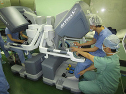 医学生にダ・ヴィンチＳiの操作方法を教える様子。