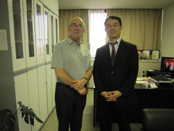 右側に小島教授、左側にフライ教授が並ぶ写真。