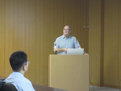 フライ教授による御講演の様子。