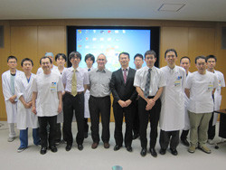 講演後に撮影した記念写真。