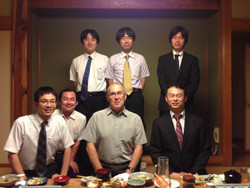 フライ教授を囲んだ歓迎会の写真。