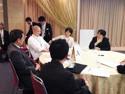 泌尿器科プライマリケアと腹腔鏡セミナー2014での参加者たちの様子。