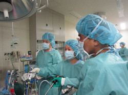 腹腔鏡手術の体験に参加する学生たちの様子。