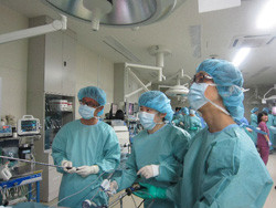 手術体験に参加する学生たち。