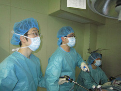 手術体験を受ける医師や学生たち。