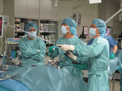 手術体験を受ける医師や学生たち。