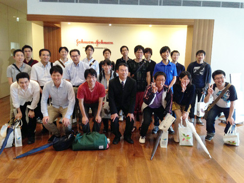 泌尿器外科腹腔鏡手術体験セミナー2014の参加者たちとの記念写真。