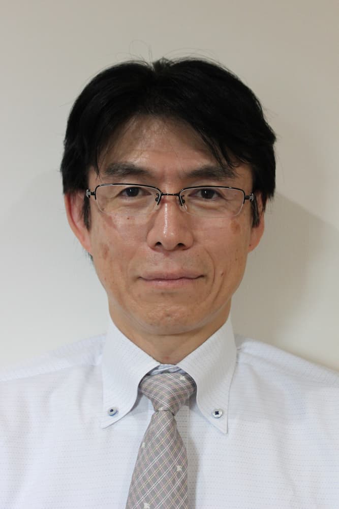 三村耕作准教授のポートレート。医学部消化管外科学講座の副部長として活躍中。