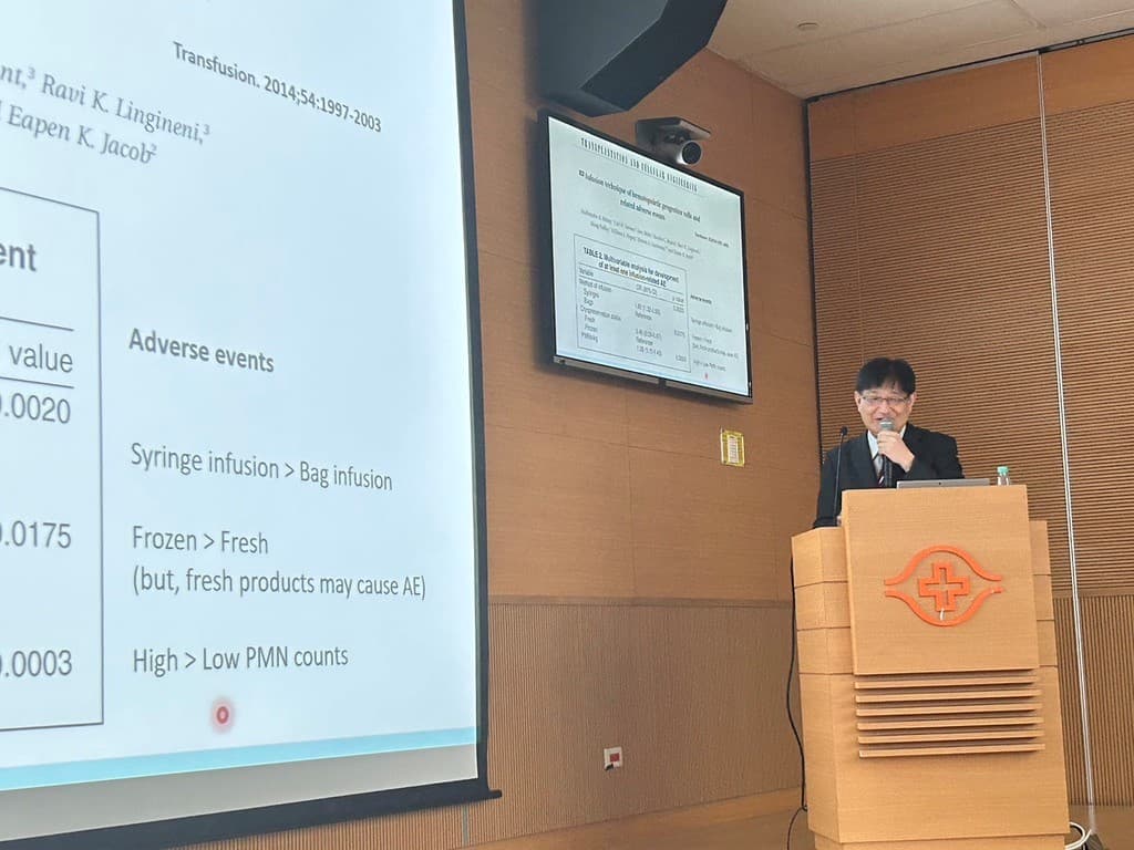 池田和彦教授が台湾輸血学会で講演を行い、造血細胞輸注に伴う有害事象について説明している様子。