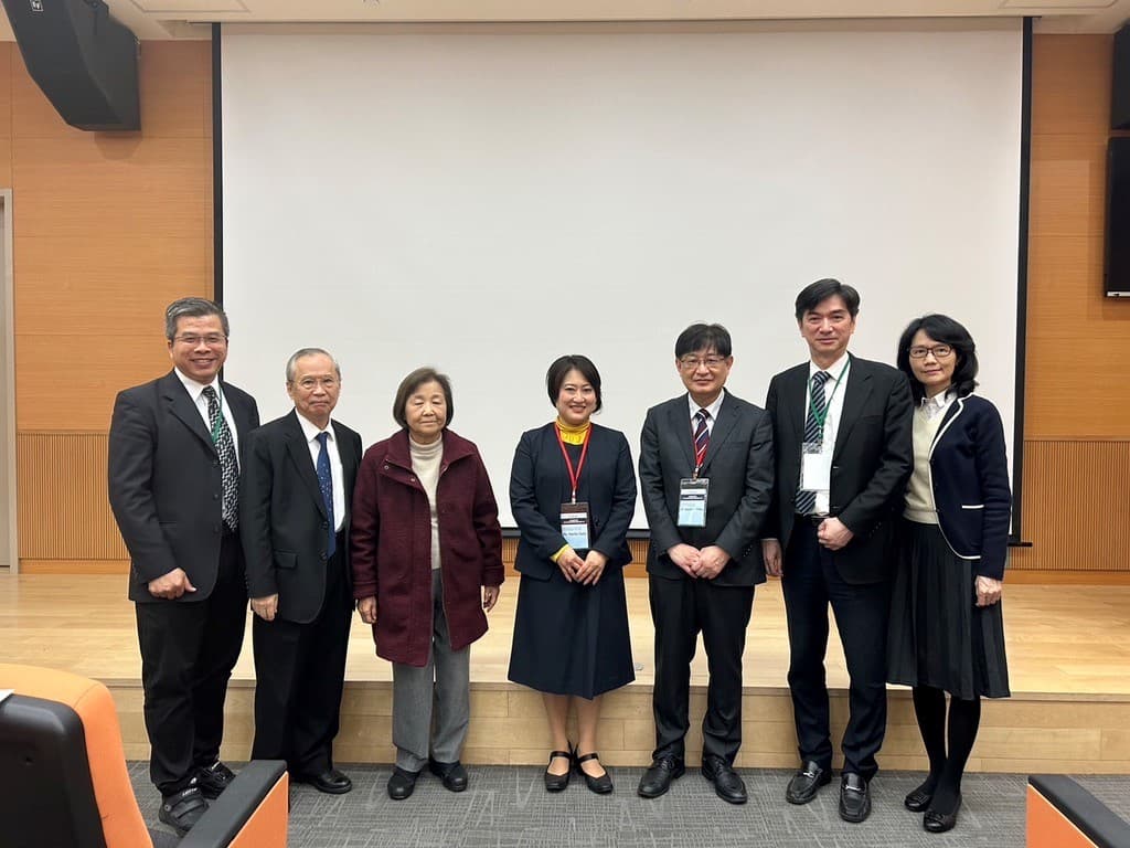 池田和彦教授と台湾輸血学会のメンバーが講演後に記念撮影をしている様子。