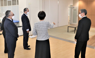 開設記念式典での来賓が施設を見学し、説明を受けている様子。