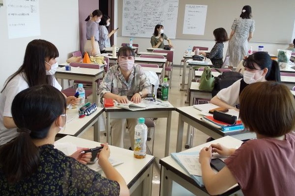 学生たちがグループで話し合いをしながら学ぶ教室の様子。