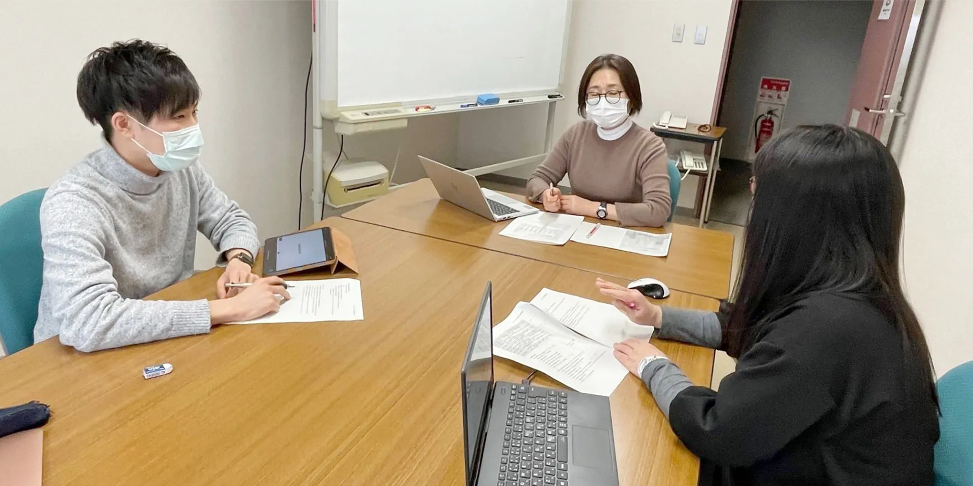 看護学部の学生たちが会議室でディスカッションを行っている様子。