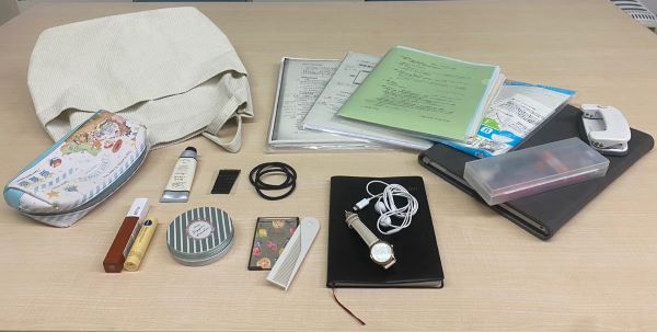 大学生のスケジュール帳や文房具、化粧品などが並ぶ机上の様子。