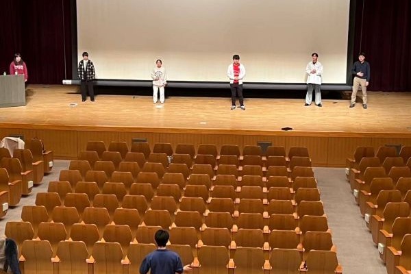 演劇部の部員がステージ上で行う発声練習中の風景。