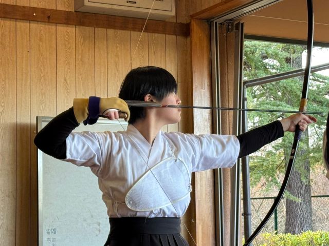 弓道の道場で弓を構える様子。