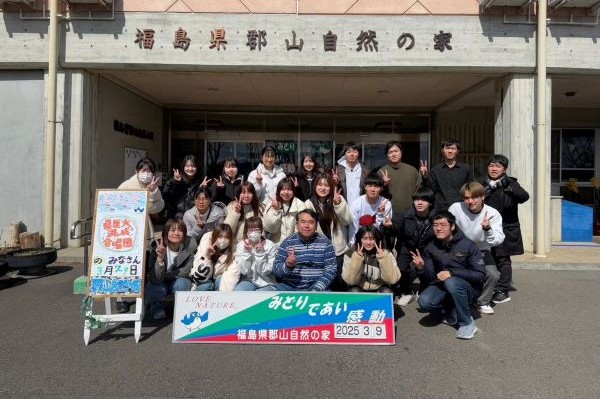 混声合唱団「燦」指揮者の宮西先生と部員の集合写真。