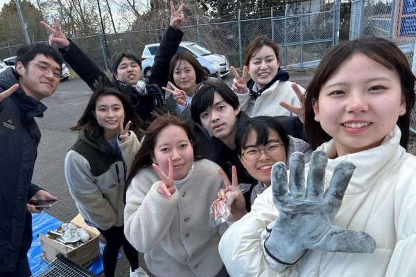 混声合唱団「燦」部員たちがピースサインをした集合写真。