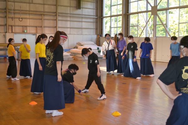 福島県立医科大学の学生たちが室内で衣装練習を行っている様子。