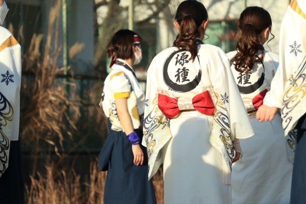 福島学生の衣装を着た数人が練習中の様子。背中には「源種」の文字が見える。