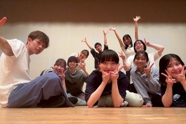 仲の良いストリートダンスサークルZACCの仲間たちとのにこやかな写真。