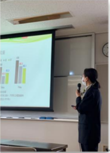 看護研究Ⅱの発表会で、学生がスライドを使いながら研究計画を説明している様子。