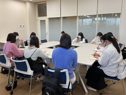 助産師課程進学希望者懇談会で、学生たちが先輩の話を聞きながらメモを取っている様子。