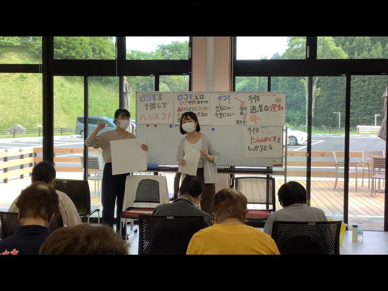 公衆衛生看護学実習の一環として、参加者が健康教育を行っている様子。
