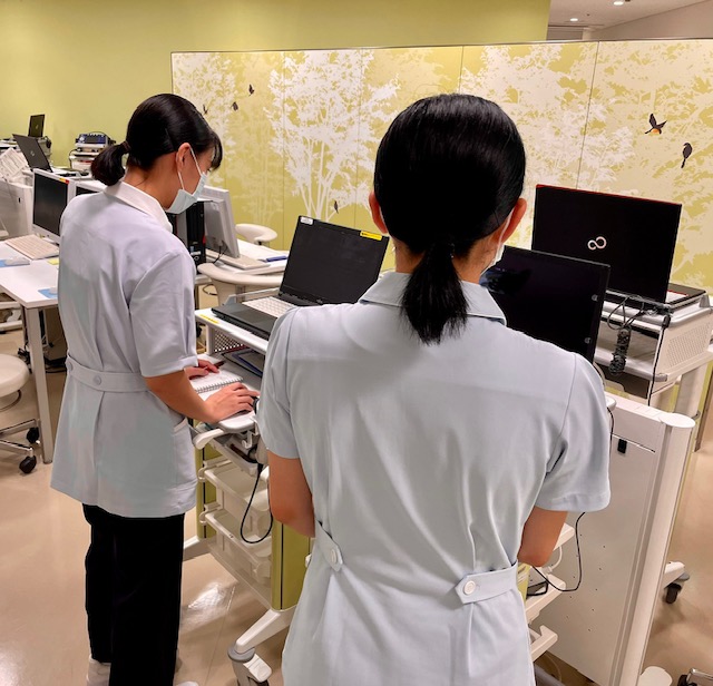 看護師が電子カルテを操作し、情報収集を行っている実習の様子。