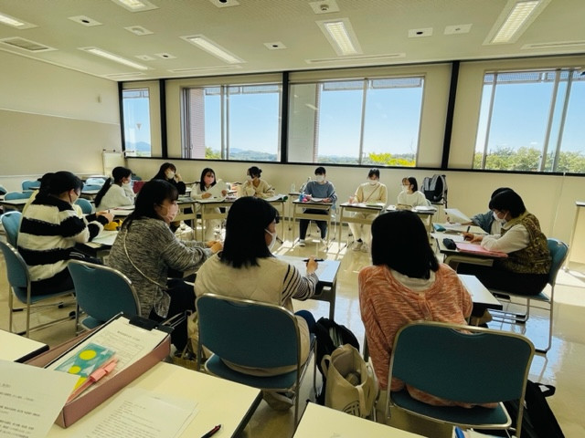 領域別実習のカンファレンスで意見交換を行う学生たちの様子。